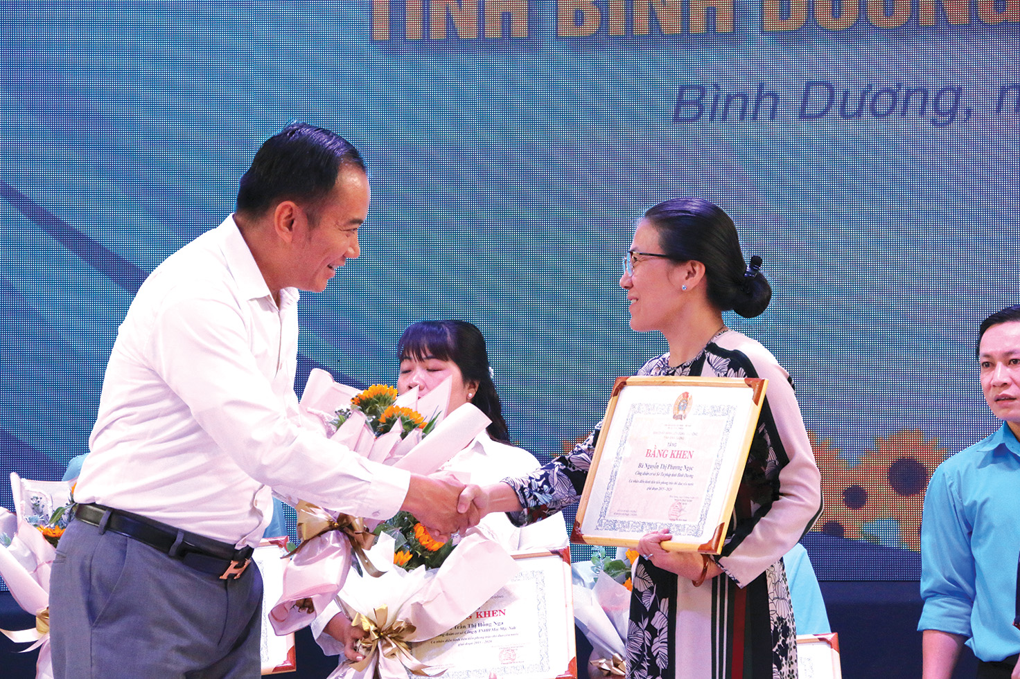 Phó Chủ tịch LĐLĐ tỉnh Đặng Trung Dũng trao Bằng khen cho đoàn viên công đoàn.